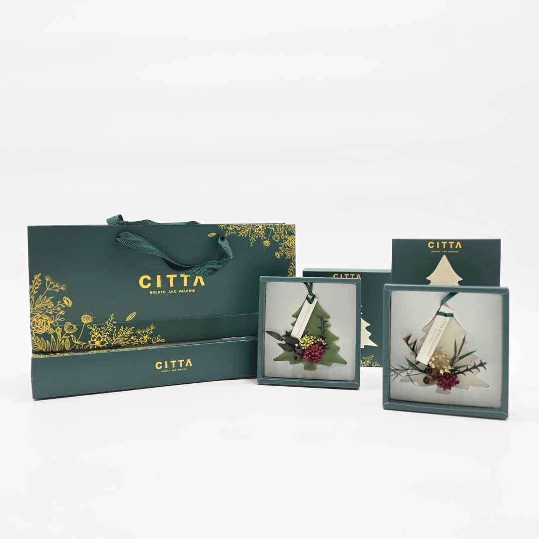 Coffrets de sapins parfumés Citta avec sac cadeau vert et doré, décoration artisanale parfumée pour Noël.