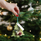 Sapin parfumé vert clair Citta suspendu à un arbre de Noël, décoration festive parfumée.