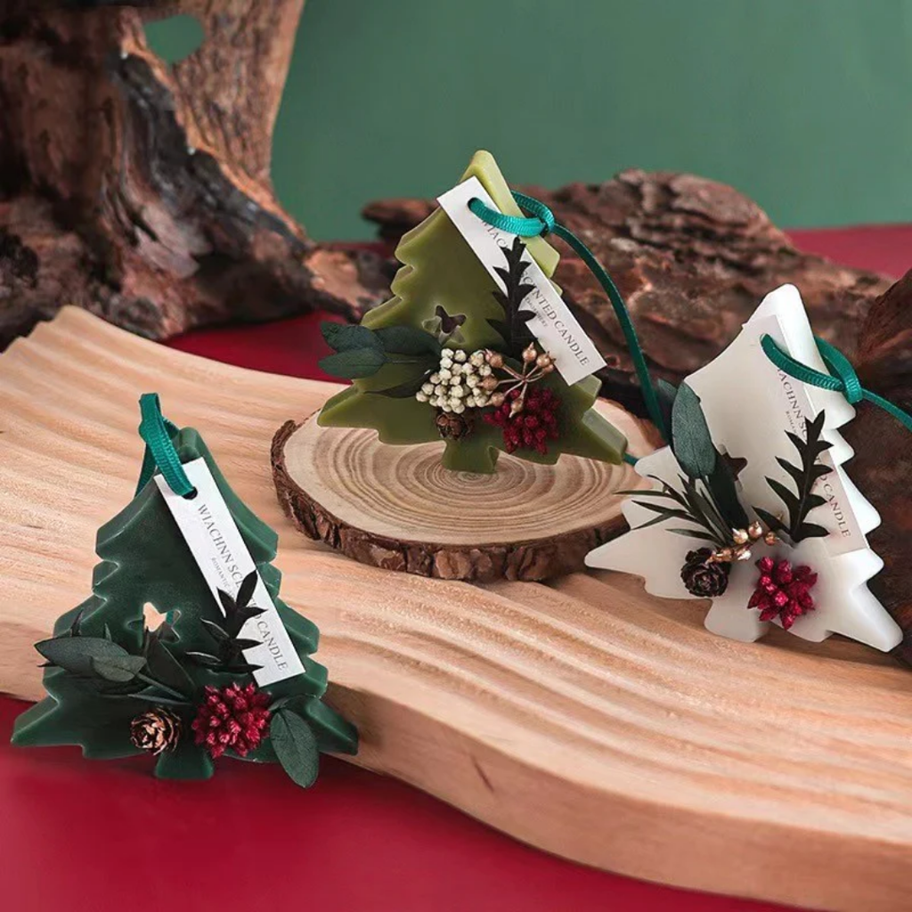 Sapins parfumés Citta en cire naturelle présentés sur support en bois, décorations artisanales pour Noël.