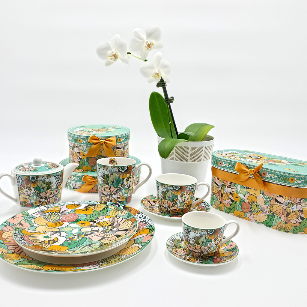 Service complet en porcelaine florale avec tasses, assiettes, théière et coffrets cadeaux assortis, Collection Fêtes de Fin d’Année Majorelle.