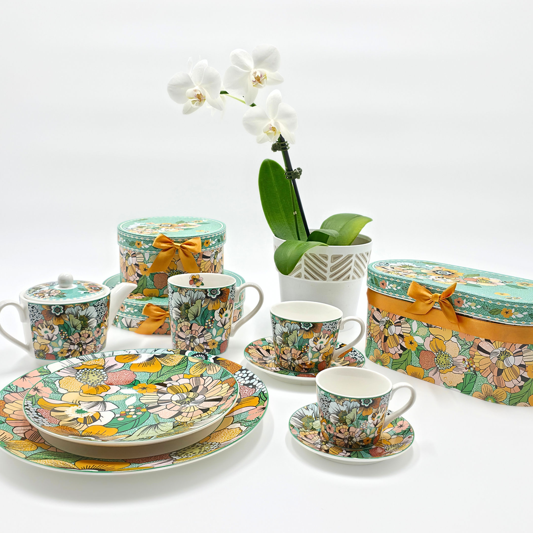 Service complet en porcelaine florale avec tasses, assiettes, théière et coffrets cadeaux assortis, Collection Fêtes de Fin d’Année Majorelle.
