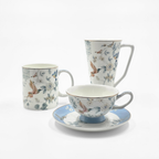 Service de tasses en porcelaine avec motifs floraux et oiseaux sur fond blanc.