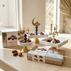 Mise en scène de table pour le Ramadan avec présentoirs en pierre et dattes gourmandes.