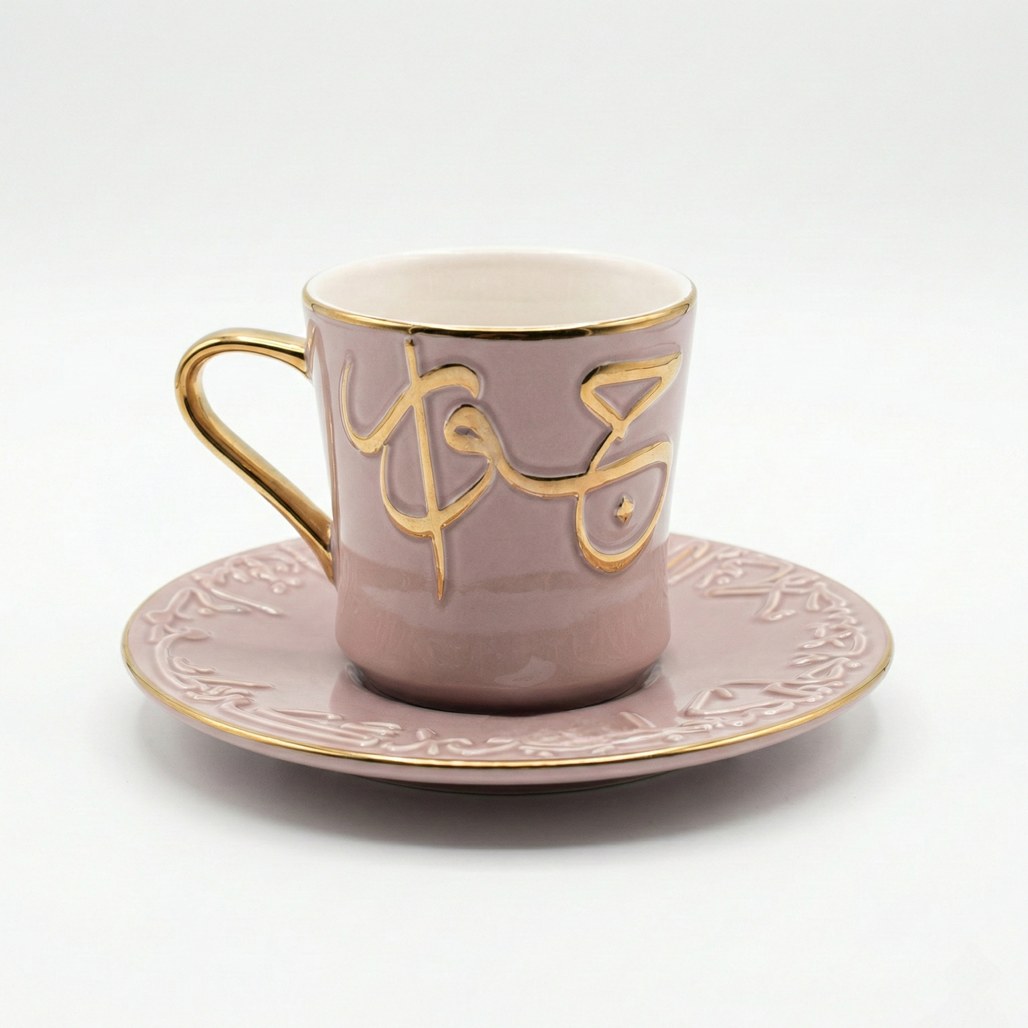 Tasse à café en porcelaine de qualité rose avec anse dorée et calligraphie arabe en relief Majorelle.