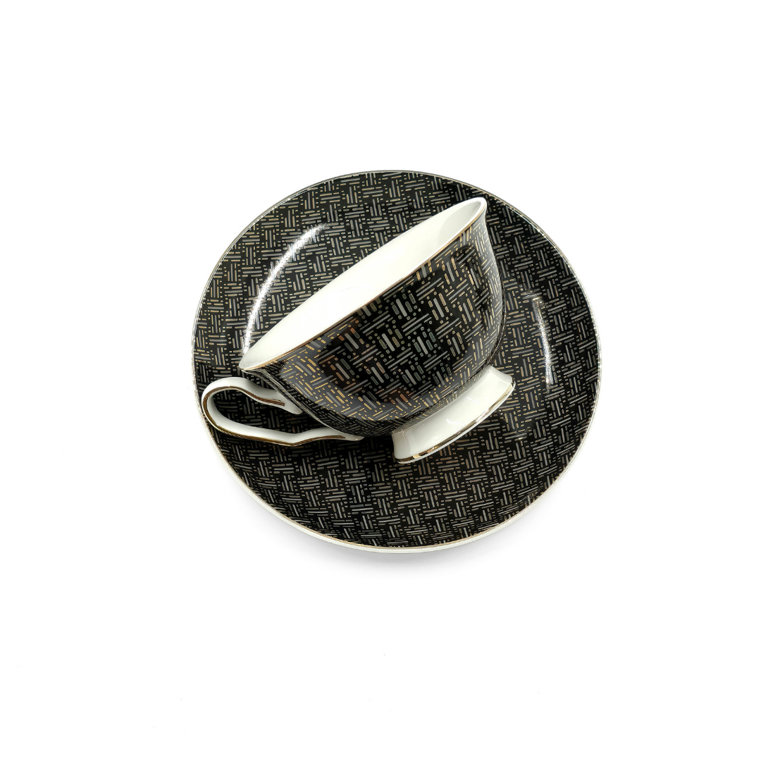 Tasse en porcelaine noir et or vue du dessus avec soucoupe motif graphique luxe