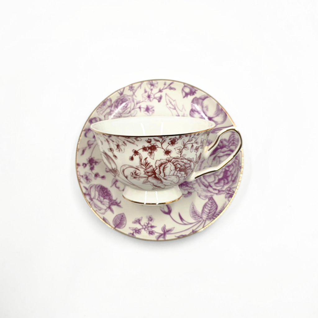 tasse porcelaine rose mauve avec soucoupe motif floral vue detaillee