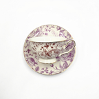 tasse porcelaine rose mauve avec soucoupe motif floral vue detaillee