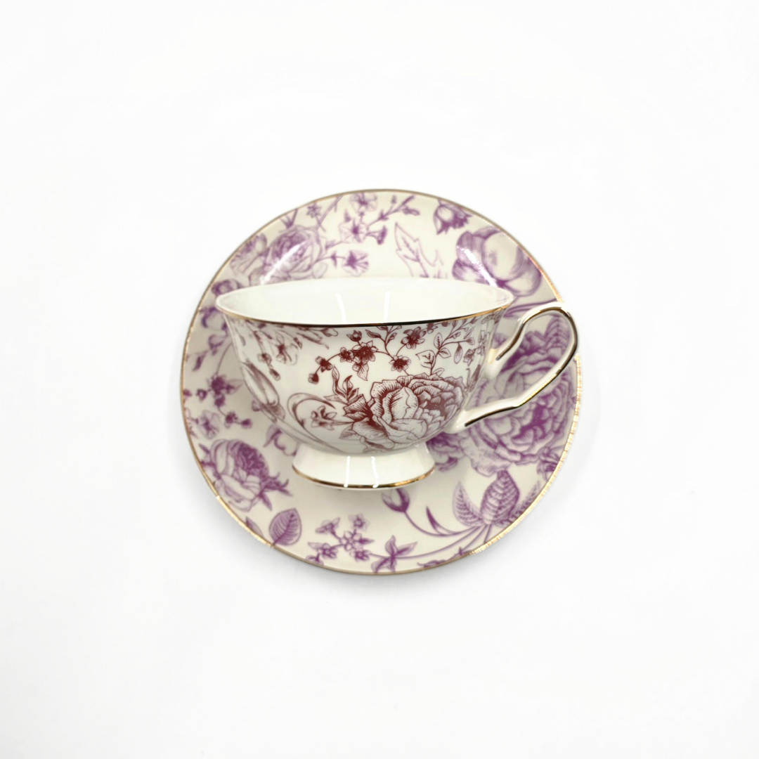 tasse porcelaine rose mauve avec soucoupe motif floral vue detaillee