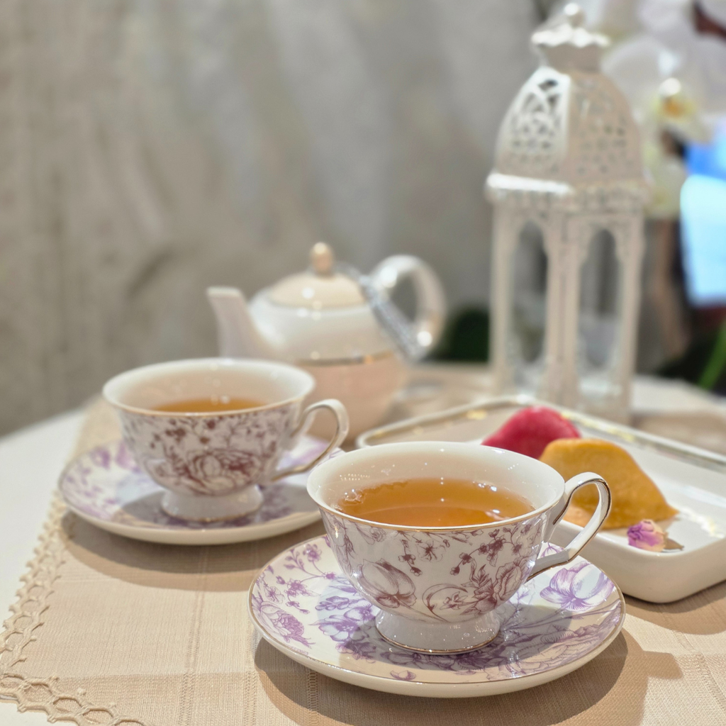 ensemble de tasses porcelaine motif floral rose mauve avec theiere blanche