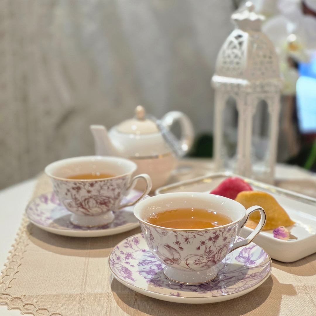 ensemble de tasses porcelaine motif floral rose mauve avec theiere blanche