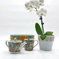 Théière et mug en porcelaine florale avec coffret assorti et orchidée blanche, Collection Fêtes de Fin d’Année Majorelle.