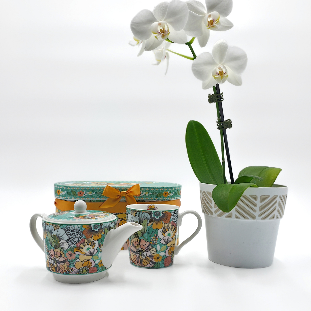 Théière et mug en porcelaine florale avec coffret assorti et orchidée blanche, Collection Fêtes de Fin d’Année Majorelle.